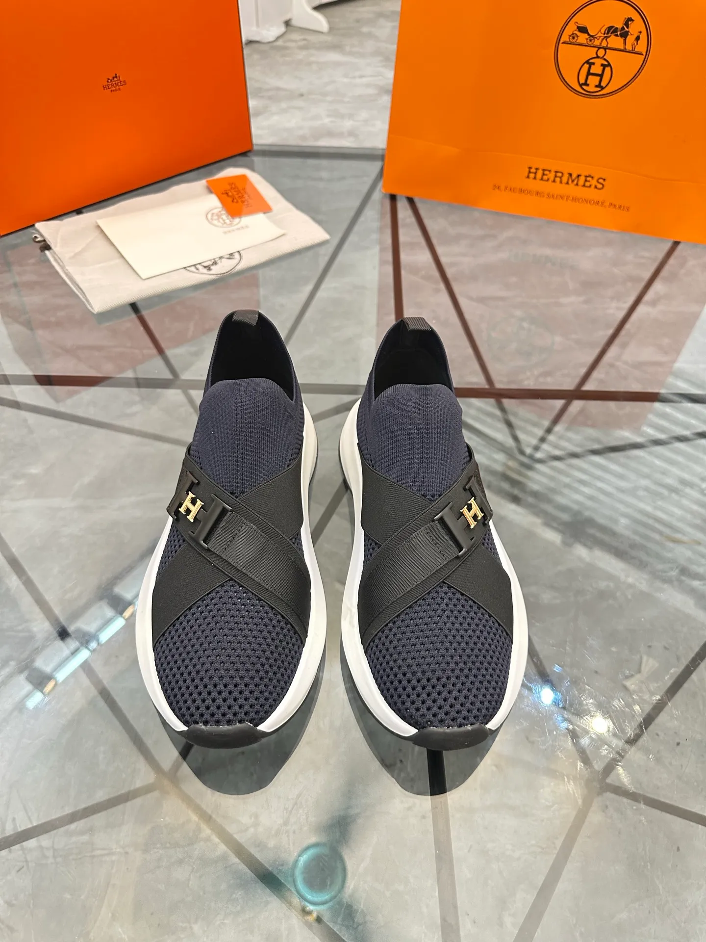 Selling men's shoes 💰: 💰P600¥ High-end top quality Product trademark: Hermes * "Hermès*" low-cut casual shoes Regular size: 38-45 (can be customized to 46) Product materials: upper imported from the counter original fly weave, breathable lining, cowhide foot pads, original outsole. No.: 001